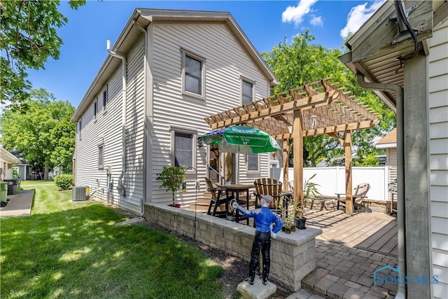 312 W Dudley St, Maumee, OH 43537 - back of property with a pergola and a patio