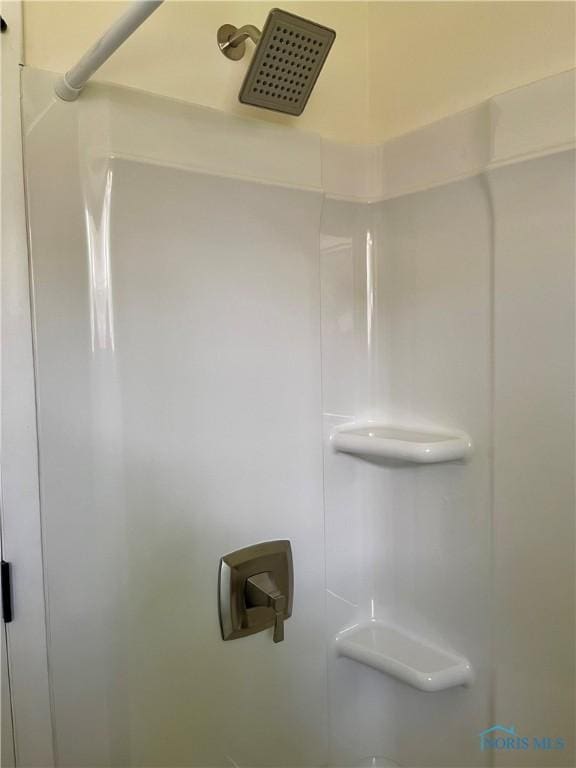 4846 Amesbury Rd, Toledo, OH 43612 - bathroom view of a shower