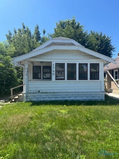 1749 Berdan Ave, Toledo, OH 43613 - view of side of home with a yard