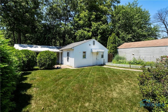 3328 Island Ave, Toledo, OH 43614 - rear view of property with a yard