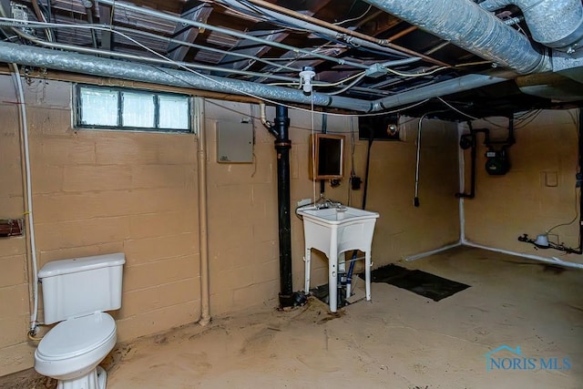 2529 Greenbriar Rd, Toledo, OH 43607 - below grade area with gas meter and electric panel