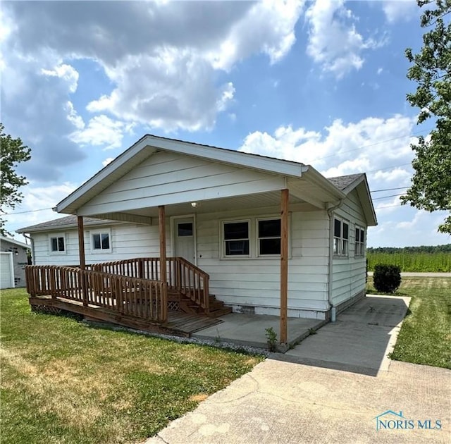 26110 Elizabeth St, Defiance, OH 43512 - view of front of property with a front lawn
