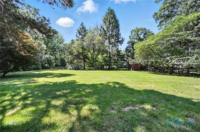 4567 Torquay Ave, Toledo, OH 43615 - view of grassy yard with an outdoor structure and a barn
