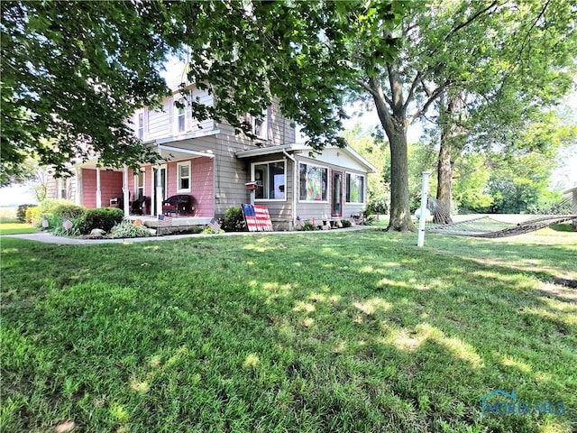 12406 Cross Creek Rd, Bowling Green, OH 43402 - view of front of home with a front yard