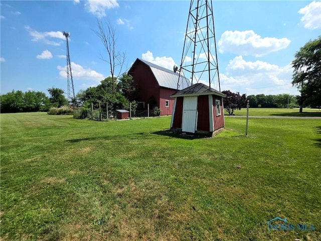 12406 Cross Creek Rd, Bowling Green, OH 43402 - view of grassy yard with an outdoor structure and a barn