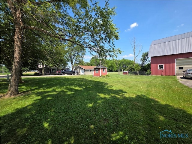 12406 Cross Creek Rd, Bowling Green, OH 43402 - view of grassy yard featuring an outbuilding and a detached garage