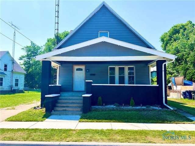 3927 Vermaas Ave, Toledo, OH 43612 - view of front facade featuring covered porch and a front lawn