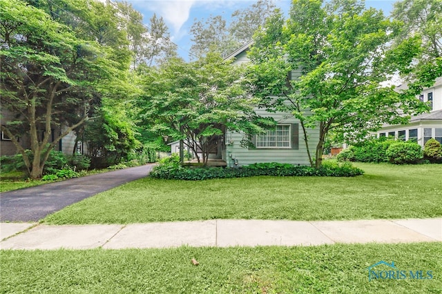 545 Wallace Ave, Bowling Green, OH 43402 - obstructed view of property featuring a front yard