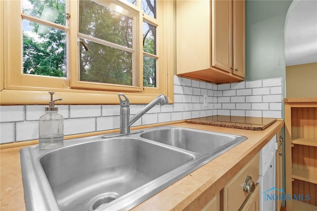 545 Wallace Ave, Bowling Green, OH 43402 - kitchen with decorative backsplash and light countertops