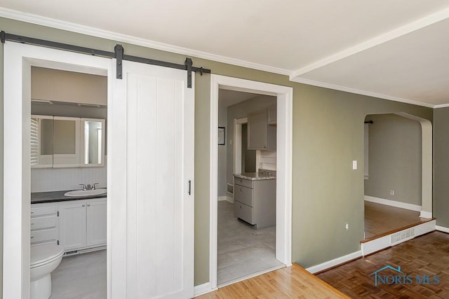 4334 Commonwealth Ave, Toledo, OH 43612 - hall featuring a barn door, arched walkways, and crown molding