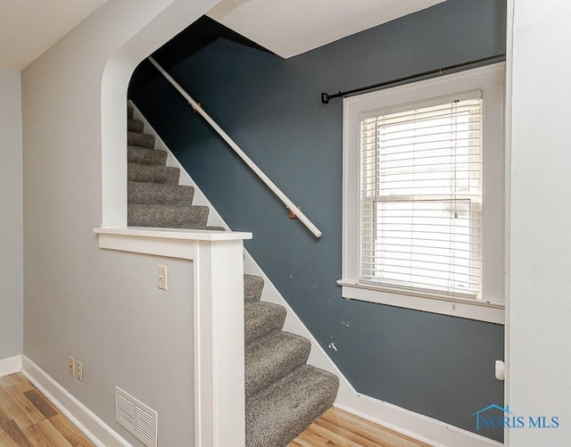4334 Commonwealth Ave, Toledo, OH 43612 - stairway featuring wood finished floors and arched walkways