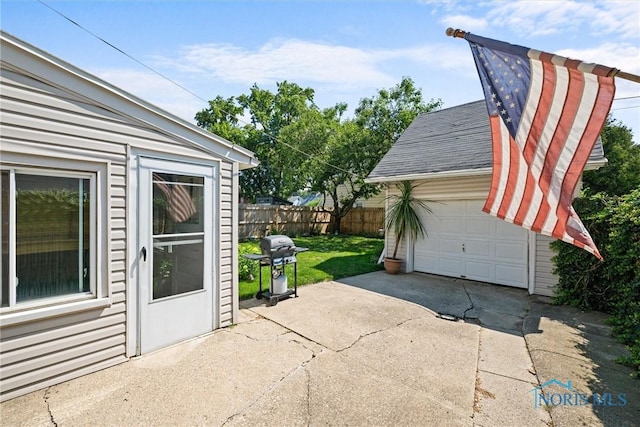 4526 Commonwealth Ave, Toledo, OH 43612 - detached garage featuring concrete driveway
