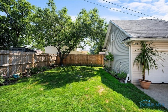 4526 Commonwealth Ave, Toledo, OH 43612 - view of yard with a garage