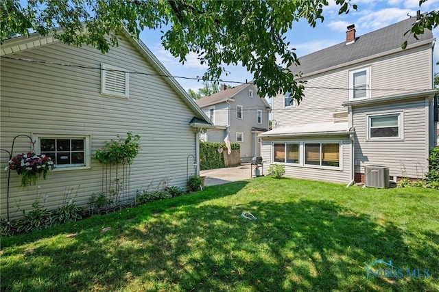 4526 Commonwealth Ave, Toledo, OH 43612 - back of property with a lawn and a patio