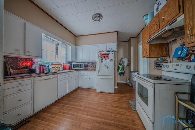 138 Boone Ave, Marion, OH 43302 - kitchen featuring white appliances, under cabinet range hood, decorative backsplash, light wood finished floors, and ornamental molding