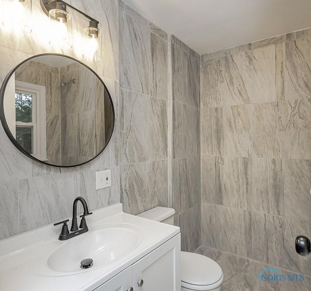 2617 Schroeder St, Toledo, OH 43613 - full bathroom featuring tile walls, tiled shower, and vanity