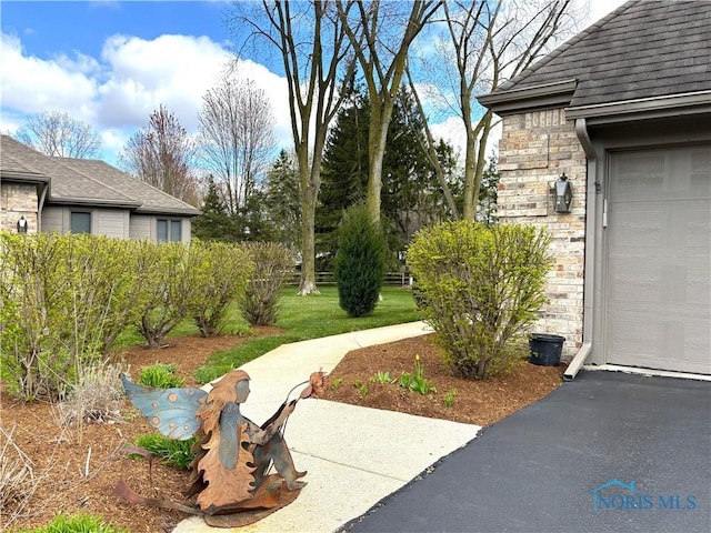 7361 Caracole Ct Unit 7361, Sylvania, OH 43560 - view of yard with a garage