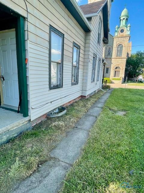 522 Oswald St, Toledo, OH 43605 - view of side of property with a lawn