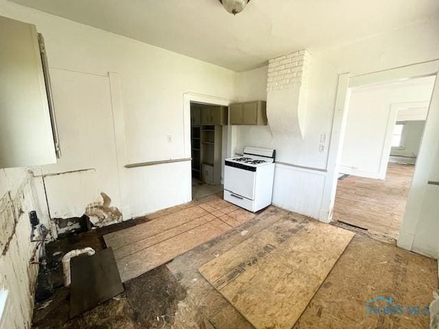 522 Oswald St, Toledo, OH 43605 - kitchen with gas range gas stove