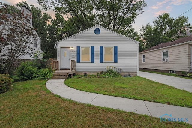 2713 Stateview Dr, Toledo, OH 43609 - view of front facade featuring a front yard and cooling unit