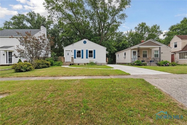 2713 Stateview Dr, Toledo, OH 43609 - view of front of home featuring a front lawn, driveway, and a porch