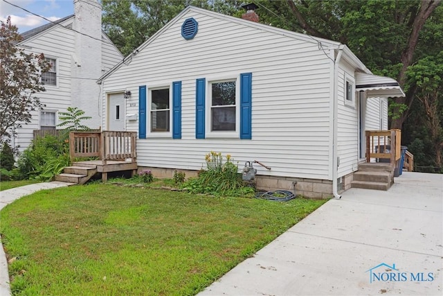 2713 Stateview Dr, Toledo, OH 43609 - bungalow-style house featuring a front lawn