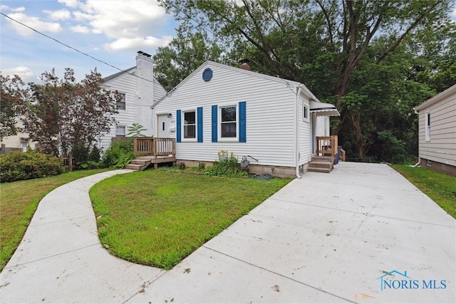 2713 Stateview Dr, Toledo, OH 43609 - bungalow-style home featuring driveway and a front yard
