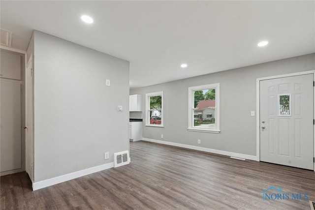 2713 Stateview Dr, Toledo, OH 43609 - foyer with wood finished floors and recessed lighting