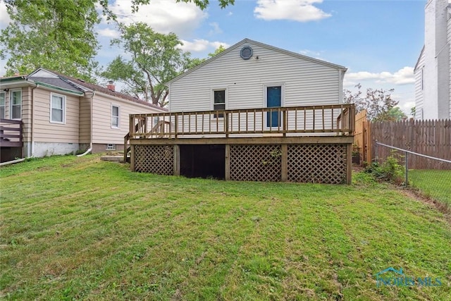 2713 Stateview Dr, Toledo, OH 43609 - back of property featuring a wooden deck