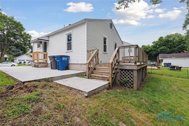 2713 Stateview Dr, Toledo, OH 43609 - back of property featuring a deck