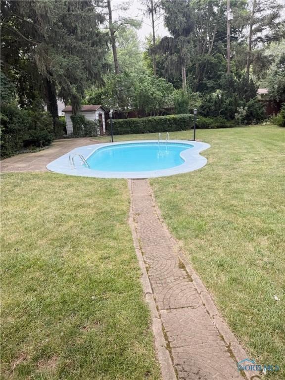 125 E Yates Ave, Findlay, OH 45840 - swimming pool with a yard and a storage shed