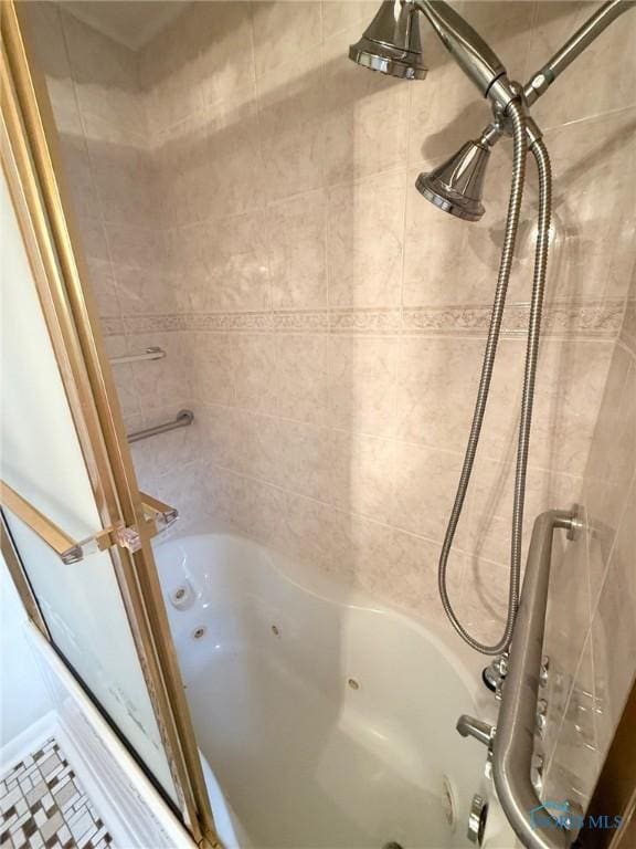 125 E Yates Ave, Findlay, OH 45840 - bathroom featuring a combined bath / shower with jetted tub