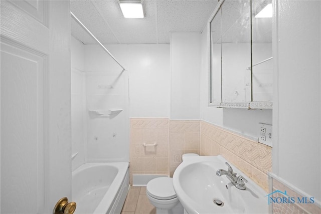 5520 N Summit St, Toledo, OH 43611 - full bath featuring shower / bathtub combination and wainscoting