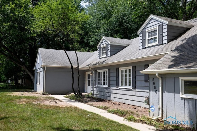 4906 Pine Ridge Rd, Toledo, OH 43615 - view of front facade with a front yard and a shingled roof