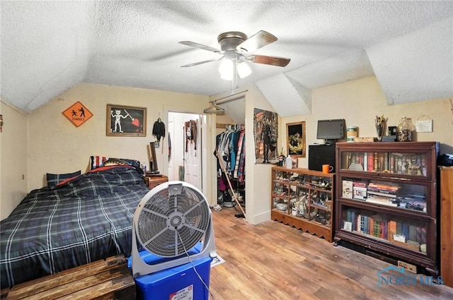 5660 Rd 180, Antwerp, OH 45813 - bedroom featuring vaulted ceiling, a textured ceiling, wood finished floors, a ceiling fan, and a spacious closet