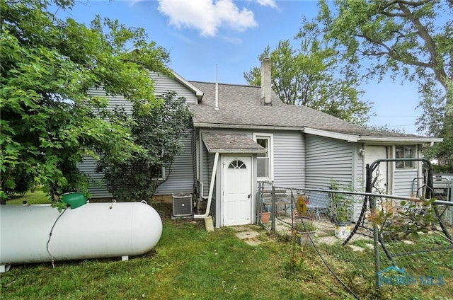 5660 Rd 180, Antwerp, OH 45813 - view of front facade with a chimney and roof with shingles