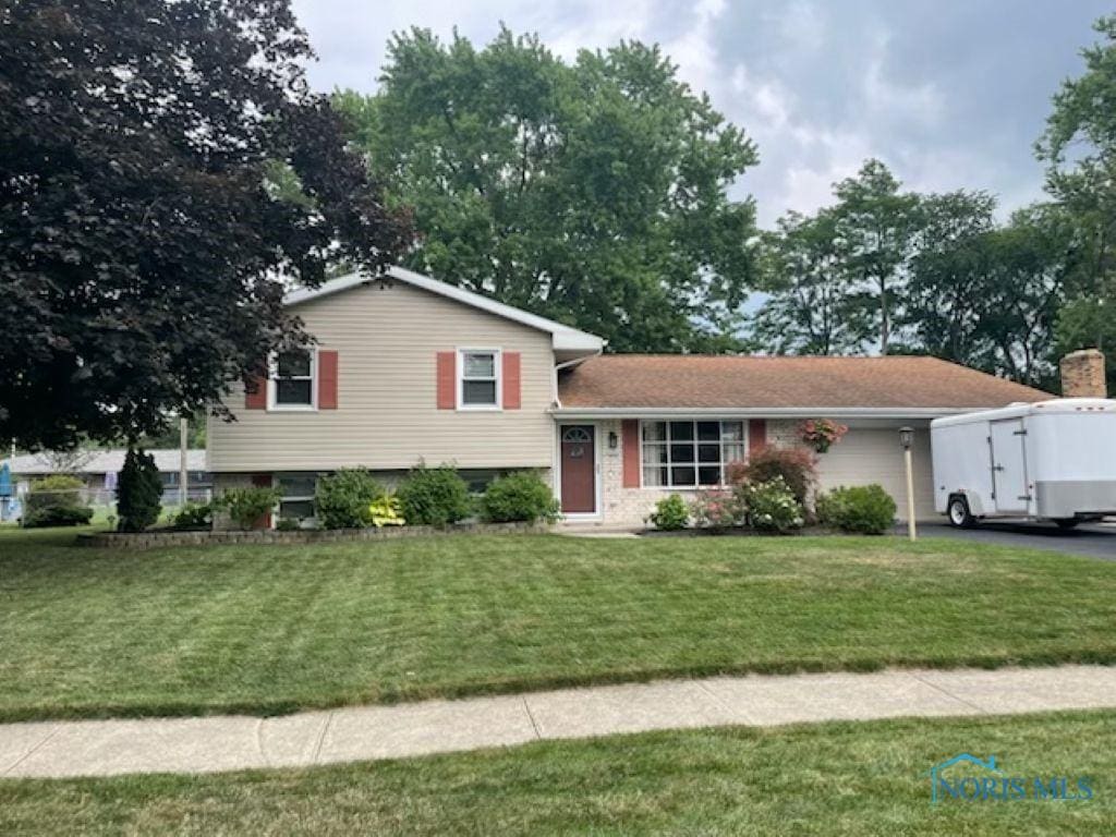 3221 Norcrest St, Findlay, OH 45840 - split level home with a front lawn and driveway