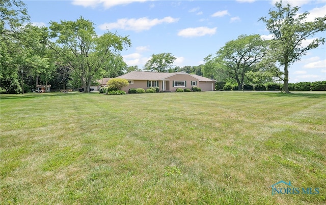 621 Bittersweet Dr, Findlay, OH 45840 - view of grassy yard featuring an attached garage