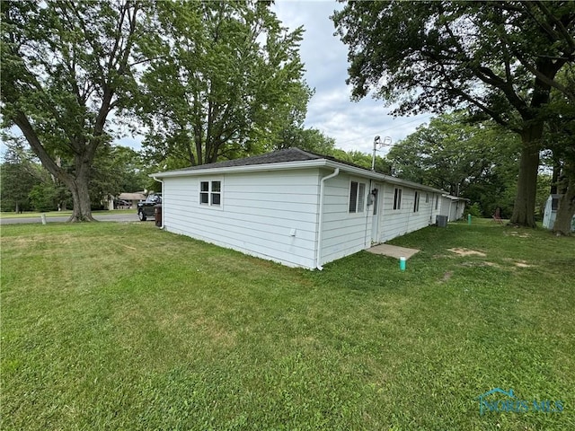 1712 Maumee Dr, Defiance, OH 43512 - view of property exterior with a lawn
