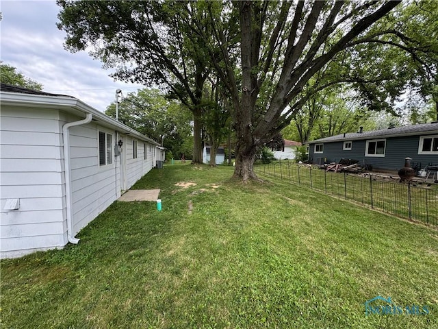 1712 Maumee Dr, Defiance, OH 43512 - view of yard