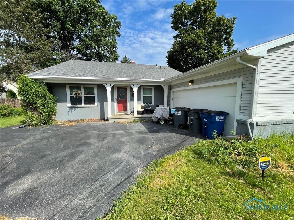 2158 Laurel Valley Dr, Toledo, OH 43614 - ranch-style home featuring asphalt driveway and an attached garage