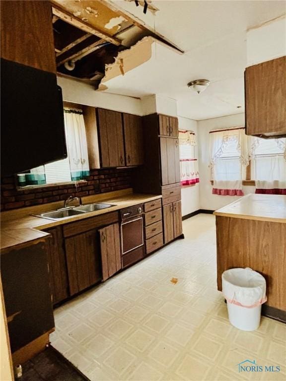 4136 Berwick Ave, Toledo, OH 43612 - kitchen with light floors, light countertops, and tasteful backsplash