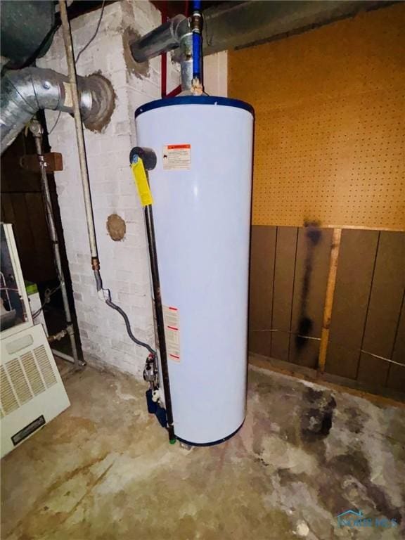 4136 Berwick Ave, Toledo, OH 43612 - utility room with gas water heater