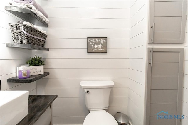 8411 Larch Rd, Toledo, OH 43617 - bathroom with toilet