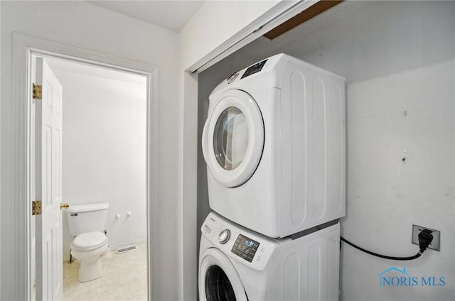 1939 Macomber St, Toledo, OH 43606 - laundry area with stacked washing machine and dryer and baseboards
