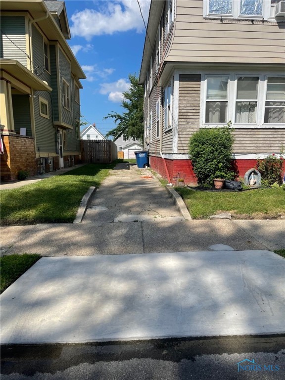421 Oswald St, Toledo, OH 43605 - view of side of property featuring driveway