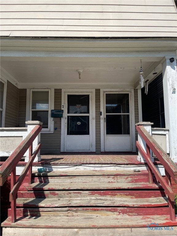 421 Oswald St, Toledo, OH 43605 - entrance to property with a porch