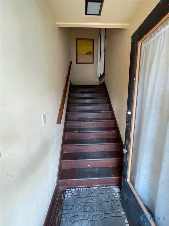 421 Oswald St, Toledo, OH 43605 - view of stairs