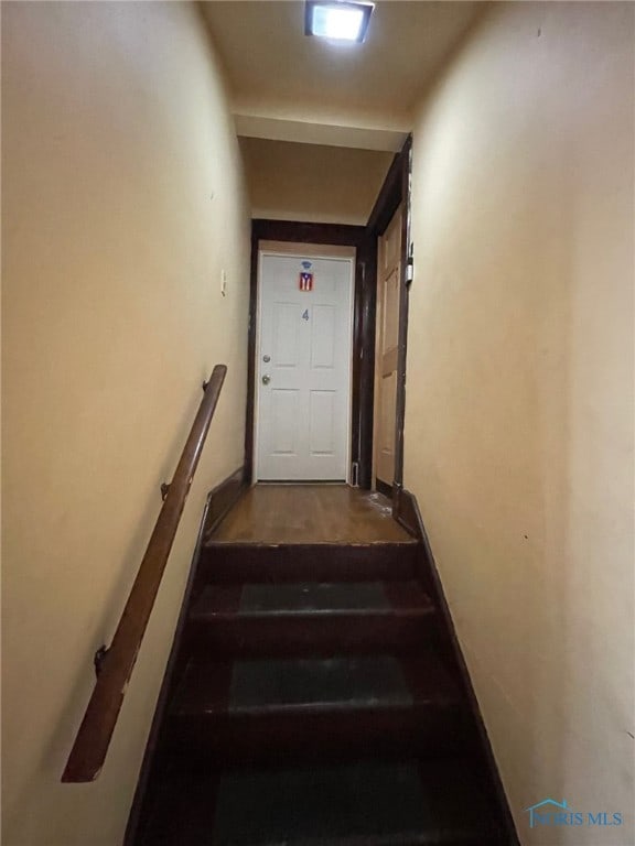 421 Oswald St, Toledo, OH 43605 - view of stairway