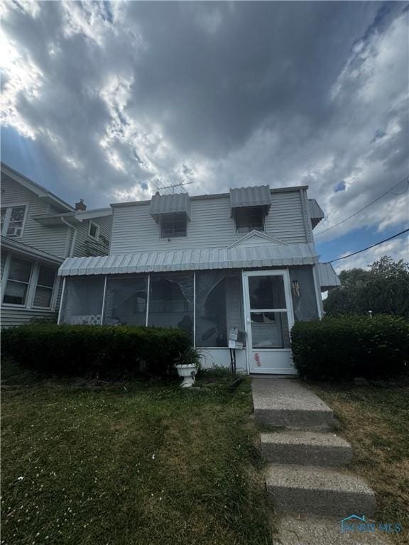 1421 N Ravine Pkwy, Toledo, OH 43605 - view of front of property featuring a metal roof and a front lawn